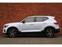 Volvo XC40 B4 Plus Dark | Verwarmbare Voorstoelen en Stuurwiel | Semi-Elektrische Trekhaak | Verwarmbare Voorruit | Premium Audio by Harman Kardon | Adaptieve Cruise Control | Park Assist