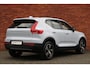 Volvo XC40 B4 Plus Dark | Verwarmbare Voorstoelen en Stuurwiel | Semi-Elektrische Trekhaak | Verwarmbare Voorruit | Premium Audio by Harman Kardon | Adaptieve Cruise Control | Park Assist