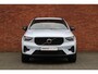 Volvo XC40 B4 Plus Dark | Semi-Elektrische Trekhaak | Verwarmbare Voorstoelen en Stuurwiel | Verwarmbare Voorruit | Premium Audio by Harman Kardon | Adaptieve Cruise Control | Park Assist