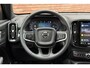 Volvo XC40 B4 Plus Dark | Verwarmbare Voorstoelen en Stuurwiel | Semi-Elektrische Trekhaak | Verwarmbare Voorruit | Premium Audio by Harman Kardon | Adaptieve Cruise Control | Park Assist