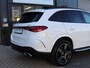 Mercedes-Benz GLC 300e 4M | AMG | Act. Distronic | Ambiente Light | MBUX High End | Elektr. Panoramadak | Night Pakket | Winter Pakket | Parkeer Pakket + 360* Camera | Wegdraaibare Trekhaak | 360 Guard Diefstal Bev. Plus |