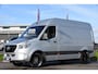 Mercedes-Benz Sprinter 319 V6 3.0 CDI L2H2 AMG Edition 360 Camera, Cruise, Carplay, 10,5'' Mbux, LED, Stoelverwarming, Standkachel, Automaat, Trekhaak, Uniek!