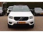 Volvo XC40 2.0 T4 R-Design / Trekhaak / Panoramadak / Camera / Harman Kardon / Leder&Alcantara / 19'' / Bliss / CarPlay / Stoelverwarming / DAB / ACC