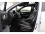 Volvo XC40 2.0 T4 R-Design / Trekhaak / Panoramadak / Camera / Harman Kardon / Leder&Alcantara / 19'' / Bliss / CarPlay / Stoelverwarming / DAB / ACC