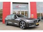 Volvo V60 2.0 B4 211PK MILD HYBRID PLUS DARK |19" 5-MULTI SPAAKS BLACK DIAMOND CUT LICHTMETALEN VELGEN | PILOT ASSIST | APPLE CARPLAY / ANDROID AUTO | NAVIGATIE BY GOOGLE | PARK ASSIST - ACHTERUITRIJCAMERA EN PAKEERSENSOREN VOOR + ACHTER | ADAPTIEVE CRUISECONTROL | R-DESIGN BEKLEDING MET NAPPA LEDER I.C.M. OPEN GRID TEXTIEL | POWERSEATS - BEIDE VOORSTOELEN ELEKTRISCH VERSTELBAAR MET GEHEUGENFUNCTIE | SFEERVERLICHTING | LIGHTING PACK - FULL LED KOPLAMPEN MET ACTIEF GROOTLICHT EN KOPLAMPSPROEIERS | LED MISTLAMPEN | INTELLSAFE SURROUND MET O.A. DODEHOEK BEWAKING |4 ZONE ELECTRONIC CLIMATE CONTROL MET TOUCHSCREENBEDIENING ACHTER | ELEKTRISCH BEDIENBARE ACHTERKLEP | VOLVO HIGH PERFORMANCE AUDIO | GLANZEND ZWARTE RAAMOMLIJSTING EN SPIEGELKAPPEN | GLANZEND ZWARTE DAKRAILS EN GRILLE | VOOR EN ACHTERBUMPER IN SPORTUITVOERING |EXTRA GETINTE RUITEN ACHTER | ZWARTE HEMELBEKLEDING |