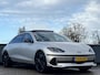 Hyundai Ioniq 6 First Edition AWD 77.4 kWh 325PK | Panorama schuifkanteldak | 800 V snellaadsysteem 10-80% in ca. 18 minuten  | 20″ lichtmetalen velgen & matzwarte designaccenten |  BOSE premium audiosysteem |  Premium interieur |