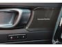 Volvo XC40 T5 Recharge Plus Dark - IntelliSafe Assist - 360º Camera - Harman/Kardon audio - Verwarmde voorstoelen & stuur - Parkeersensoren voor & achter - Elektr. bedienb. voorstoelen met geheugen links - Draadloze tel. lader - Extra getint glas - 19' LMV