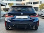 BMW 3-Serie Touring 320d xDrive M-SPORT ** LED, NAVI+, HALF-LEDER, VERW. STUUR, HuD, TREKH, 19-inch LMV, TANSANIT BLAU ** 1e EIG - UNFALLFREI ** ** INFORMEER OOK NAAR ONZE AANTREKKELIJKE FINANCIAL-LEASE TARIEVEN **