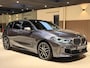 BMW 1-Serie M135i xDrive High Executive PANO|M-Sport|HarmanCardon|HUD|Carplay|Stoel&Stuur verwarming|Keyless|Virtual Dash|ACC