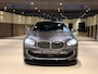 BMW 1-Serie M135i xDrive High Executive PANO|M-Sport|HarmanCardon|HUD|Carplay|Stoel&Stuur verwarming|Keyless|Virtual Dash|ACC