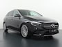Mercedes-Benz B-klasse 180 AMG Line | Panorama - Schuifdak | DAB+ Radio | Sfeerverlichting | Achteruitrijcamera | Stoelverwarming | Dodehoek Assistent