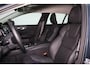 Volvo V60 T6 Recharge AWD Essential Bright - IntelliSafe Assist & Surround - Parkeercamera achter - Verwarmde voorstoelen, stuur & achterbank - Parkeersensoren voor & achter - High Performance audio - Elektr. inklapbare trekhaak - 18' LMV