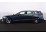 Volvo V60 T6 Recharge AWD Essential Bright - IntelliSafe Assist & Surround - Parkeercamera achter - Verwarmde voorstoelen, stuur & achterbank - Parkeersensoren voor & achter - High Performance audio - Elektr. inklapbare trekhaak - 18' LMV