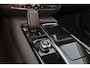 Volvo V60 T6 Recharge AWD Essential Bright - IntelliSafe Assist & Surround - Parkeercamera achter - Verwarmde voorstoelen, stuur & achterbank - Parkeersensoren voor & achter - High Performance audio - Elektr. inklapbare trekhaak - 18' LMV
