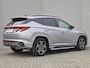 Hyundai Tucson 1.6 T-GDI 230pk HEV N Line Sky Automaat / Fabrieksgarantie tot 04-2029 / 1600kg Trekgewicht / Panoramadak / Elektrische Stoelen met Memory / elektrisch glazen panorama-dak / Rondomzicht camera / Stuur-, Stoel en Achterbank verwarming /