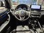 BMW X1 xDrive25e High Executive Sportline | Black edition | Camera | HUD | Leder | Trekhaak | Navigatie | Stoelverwarming | Carplay