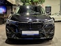 BMW X1 xDrive25e High Executive Sportline | Black edition | Camera | HUD | Leder | Trekhaak | Navigatie | Stoelverwarming | Carplay