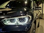 BMW X1 xDrive25e High Executive Sportline | Black edition | Camera | HUD | Leder | Trekhaak | Navigatie | Stoelverwarming | Carplay