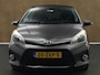 Toyota Yaris 1.5 Full Hybrid Dynamic - ORIGINEEL NEDERLANDSE AUTO - PANORAMADAK - 4 X ELEKTRISCHE RAMEN - KEURIG ONDERHOUDEN / BOEKJES AANWEZIG - ACHTERSPOILER - ARMSTEUN VOOR - HALF LEDEREN BEKLEDING - NAVIGATIE - CAMERA - DONKER GETINTE RAMEN ACHTER - CLIMATE CONTROL -