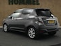 Toyota Yaris 1.5 Full Hybrid Dynamic - ORIGINEEL NEDERLANDSE AUTO - PANORAMADAK - 4 X ELEKTRISCHE RAMEN - KEURIG ONDERHOUDEN / BOEKJES AANWEZIG - ACHTERSPOILER - ARMSTEUN VOOR - HALF LEDEREN BEKLEDING - NAVIGATIE - CAMERA - DONKER GETINTE RAMEN ACHTER - CLIMATE CONTROL -