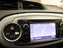 Toyota Yaris 1.5 Full Hybrid Dynamic - ORIGINEEL NEDERLANDSE AUTO - PANORAMADAK - 4 X ELEKTRISCHE RAMEN - KEURIG ONDERHOUDEN / BOEKJES AANWEZIG - ACHTERSPOILER - ARMSTEUN VOOR - HALF LEDEREN BEKLEDING - NAVIGATIE - CAMERA - DONKER GETINTE RAMEN ACHTER - CLIMATE CONTROL -