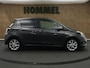 Toyota Yaris 1.5 Full Hybrid Dynamic - ORIGINEEL NEDERLANDSE AUTO - PANORAMADAK - 4 X ELEKTRISCHE RAMEN - KEURIG ONDERHOUDEN / BOEKJES AANWEZIG - ACHTERSPOILER - ARMSTEUN VOOR - HALF LEDEREN BEKLEDING - NAVIGATIE - CAMERA - DONKER GETINTE RAMEN ACHTER - CLIMATE CONTROL -