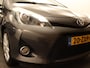 Toyota Yaris 1.5 Full Hybrid Dynamic - ORIGINEEL NEDERLANDSE AUTO - PANORAMADAK - 4 X ELEKTRISCHE RAMEN - KEURIG ONDERHOUDEN / BOEKJES AANWEZIG - ACHTERSPOILER - ARMSTEUN VOOR - HALF LEDEREN BEKLEDING - NAVIGATIE - CAMERA - DONKER GETINTE RAMEN ACHTER - CLIMATE CONTROL -