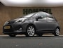 Toyota Yaris 1.5 Full Hybrid Dynamic - ORIGINEEL NEDERLANDSE AUTO - PANORAMADAK - 4 X ELEKTRISCHE RAMEN - KEURIG ONDERHOUDEN / BOEKJES AANWEZIG - ACHTERSPOILER - ARMSTEUN VOOR - HALF LEDEREN BEKLEDING - NAVIGATIE - CAMERA - DONKER GETINTE RAMEN ACHTER - CLIMATE CONTROL -
