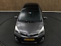 Toyota Yaris 1.5 Full Hybrid Dynamic - ORIGINEEL NEDERLANDSE AUTO - PANORAMADAK - 4 X ELEKTRISCHE RAMEN - KEURIG ONDERHOUDEN / BOEKJES AANWEZIG - ACHTERSPOILER - ARMSTEUN VOOR - HALF LEDEREN BEKLEDING - NAVIGATIE - CAMERA - DONKER GETINTE RAMEN ACHTER - CLIMATE CONTROL -