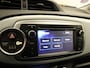 Toyota Yaris 1.5 Full Hybrid Dynamic - ORIGINEEL NEDERLANDSE AUTO - PANORAMADAK - 4 X ELEKTRISCHE RAMEN - KEURIG ONDERHOUDEN / BOEKJES AANWEZIG - ACHTERSPOILER - ARMSTEUN VOOR - HALF LEDEREN BEKLEDING - NAVIGATIE - CAMERA - DONKER GETINTE RAMEN ACHTER - CLIMATE CONTROL -