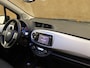 Toyota Yaris 1.5 Full Hybrid Dynamic - ORIGINEEL NEDERLANDSE AUTO - PANORAMADAK - 4 X ELEKTRISCHE RAMEN - KEURIG ONDERHOUDEN / BOEKJES AANWEZIG - ACHTERSPOILER - ARMSTEUN VOOR - HALF LEDEREN BEKLEDING - NAVIGATIE - CAMERA - DONKER GETINTE RAMEN ACHTER - CLIMATE CONTROL -