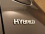 Toyota Yaris 1.5 Full Hybrid Dynamic - ORIGINEEL NEDERLANDSE AUTO - PANORAMADAK - 4 X ELEKTRISCHE RAMEN - KEURIG ONDERHOUDEN / BOEKJES AANWEZIG - ACHTERSPOILER - ARMSTEUN VOOR - HALF LEDEREN BEKLEDING - NAVIGATIE - CAMERA - DONKER GETINTE RAMEN ACHTER - CLIMATE CONTROL -