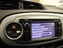 Toyota Yaris 1.5 Full Hybrid Dynamic - ORIGINEEL NEDERLANDSE AUTO - PANORAMADAK - 4 X ELEKTRISCHE RAMEN - KEURIG ONDERHOUDEN / BOEKJES AANWEZIG - ACHTERSPOILER - ARMSTEUN VOOR - HALF LEDEREN BEKLEDING - NAVIGATIE - CAMERA - DONKER GETINTE RAMEN ACHTER - CLIMATE CONTROL -