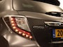Toyota Yaris 1.5 Full Hybrid Dynamic - ORIGINEEL NEDERLANDSE AUTO - PANORAMADAK - 4 X ELEKTRISCHE RAMEN - KEURIG ONDERHOUDEN / BOEKJES AANWEZIG - ACHTERSPOILER - ARMSTEUN VOOR - HALF LEDEREN BEKLEDING - NAVIGATIE - CAMERA - DONKER GETINTE RAMEN ACHTER - CLIMATE CONTROL -