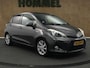 Toyota Yaris 1.5 Full Hybrid Dynamic - ORIGINEEL NEDERLANDSE AUTO - PANORAMADAK - 4 X ELEKTRISCHE RAMEN - KEURIG ONDERHOUDEN / BOEKJES AANWEZIG - ACHTERSPOILER - ARMSTEUN VOOR - HALF LEDEREN BEKLEDING - NAVIGATIE - CAMERA - DONKER GETINTE RAMEN ACHTER - CLIMATE CONTROL -