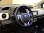 Toyota Yaris 1.5 Full Hybrid Dynamic - ORIGINEEL NEDERLANDSE AUTO - PANORAMADAK - 4 X ELEKTRISCHE RAMEN - KEURIG ONDERHOUDEN / BOEKJES AANWEZIG - ACHTERSPOILER - ARMSTEUN VOOR - HALF LEDEREN BEKLEDING - NAVIGATIE - CAMERA - DONKER GETINTE RAMEN ACHTER - CLIMATE CONTROL -