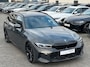 BMW 3-Serie Touring 320d xDrive M-SPORT ** LED, NAVI+, PANORAMA, HuD, TREKH, 19-inch LMV, DRAVIT GRAU ** 1e EIG - UNFALLFREI ** ** INFORMEER OOK NAAR ONZE AANTREKKELIJKE FINANCIAL-LEASE TARIEVEN **