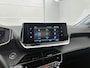 Peugeot e-208 EV Allure Pack 50 kWh 136pk | Navigatie via Apple Carplay / Android Auto | Achteruitrijcamera | 3D Cockpit | Climate Control | Adaptieve Cruise Control | Parkeersensoren | Stoelverwarming | Stof/kunstleder | Keyless | DAB+ radio | Led koplampen | Donker getint glas | 16" lichtmetalen velgen |