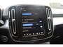 Volvo XC40 B4 Plus Black Edition Panoramisch Schuif-/Kanteldak | Adaptieve Cruise Control met Pilot Assist | Premium Audio by Harman Kardon | Elektrisch bedienbare bestuurdersstoel met geheugen | 360 Parkeercamera | Park Assist voor + achter | Verwarmbare voorstoelen + stuurwiel | Adaptieve koplampen | 20 inch Lichtmetalen velgen