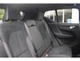 Volvo XC40 B4 Plus Black Edition Panoramisch Schuif-/Kanteldak | Adaptieve Cruise Control met Pilot Assist | Premium Audio by Harman Kardon | Elektrisch bedienbare bestuurdersstoel met geheugen | 360 Parkeercamera | Park Assist voor + achter | Verwarmbare voorstoelen + stuurwiel | Adaptieve koplampen | 20 inch Lichtmetalen velgen