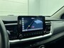 Kia Stonic 1.0 MHEV DynamicLine 100pk | Navigatie | Climate Control | Cruise Control | Achteruitrijcamera | Parkeersensoren Achter | LED | 15" Lichtmetalen Velgen | DAB Ontvanger | Apple Carplay/Android Auto |