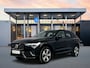 Volvo XC60 T6 Recharge Plus Dark | 19" Allseason | Sportstoelen | Trekhaak | Full LED | Elektrisch verstelbare stoelen | Panoramadak | Adaptieve cruise | BLIS | Stoel/stuur/achterbankverwarming | Parkeercamera