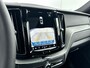 Volvo XC60 T6 Recharge Plus Dark | 19" Allseason | Sportstoelen | Trekhaak | Full LED | Elektrisch verstelbare stoelen | Panoramadak | Adaptieve cruise | BLIS | Stoel/stuur/achterbankverwarming | Parkeercamera