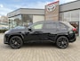 Toyota RAV4 2.5 HYBRID AWD BLACK EDITION ALARMKLASSE-3 PANODAK TREKHAAK 1650KG-TREKGEW JBL-AUDIO BLIND-SPOT PARK-SENSOREN STOELVERW 360° CAMERA EL-STOEL NL-AUTO UNIEKE KM-STAND