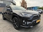 Toyota RAV4 2.5 HYBRID AWD BLACK EDITION ALARMKLASSE-3 PANODAK TREKHAAK 1650KG-TREKGEW JBL-AUDIO BLIND-SPOT PARK-SENSOREN STOELVERW 360° CAMERA EL-STOEL NL-AUTO UNIEKE KM-STAND