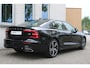 Volvo S60 B3 Mild Hybrid R-Design | Premium audio by Harman Kardon | Verwarmbare voorstoelen | DAB | Elektrisch verstelbare bestuurdersstoel met geheugenfunctie | Blind spot | Adaptive cruise control | Dealer onderhouden | 19 inch lichtmetalen velgen | Stuurverwarming | Achteruitrij camera |