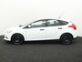 Ford Focus 1.0 EcoBoost Edition Airco, Anti doorSlip Regeling, Bluetooth, Boordcomputer, Cruise control, Elek. Stabiliteits Programma, Start/stop systeem De Ford Focus 1.0 EcoBoost Edition combineert slimme technologie met sportief rijplezier. Compact van buiten, verrassend ruim van binnen, met alles wat je nodig hebt voor comfortabele ritten