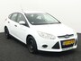Ford Focus 1.0 EcoBoost Edition Airco, Anti doorSlip Regeling, Bluetooth, Boordcomputer, Cruise control, Elek. Stabiliteits Programma, Start/stop systeem De Ford Focus 1.0 EcoBoost Edition combineert slimme technologie met sportief rijplezier. Compact van buiten, verrassend ruim van binnen, met alles wat je nodig hebt voor comfortabele ritten
