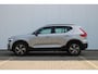 Volvo XC40 B4 197PK AUT7 Plus Dark | Premium audio by Harman Kardon | Power Seats incl. Memory | Verwarmbare voorstoelen + stuurwiel | Parkeercamera achter | Park Assist voor + achter | Apple Carplay | 18" Lichtmetalen wielen