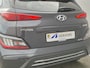 Hyundai Kona Electric EV Comfort Smart 64 kWh Automaat / Accu SOH 100% / Fabrieksgarantie tot 09-2026 / Dealer onderhouden / WLTP bereik 484 km bereik stad 660 km / Stuur en Stoelverwarming / Allseason banden / Adaptief / Achteruitrijcamera /